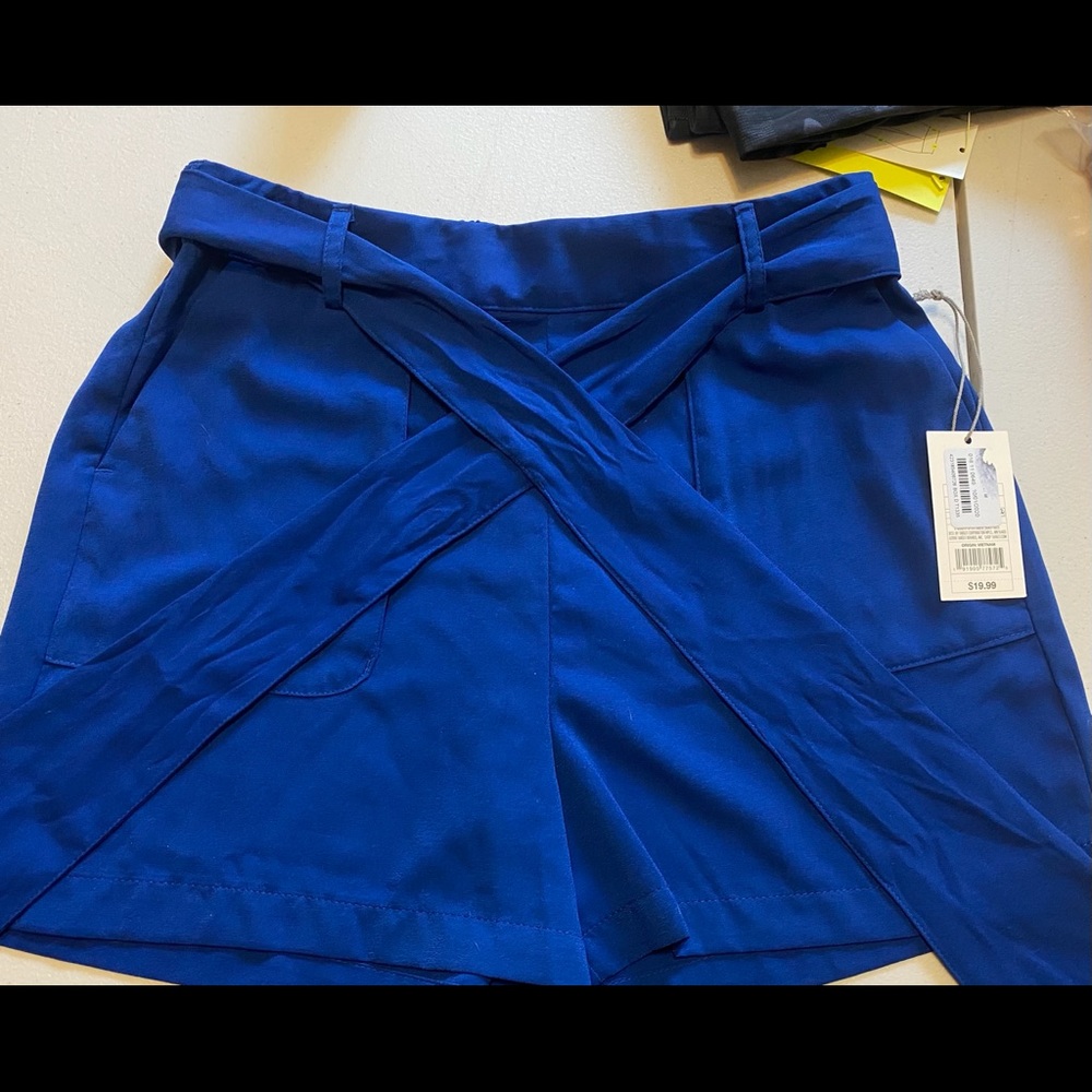 Shorts - Picture 3 of 6